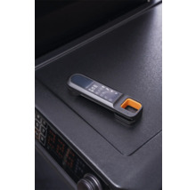 Thermomètre à viande numérique Traeger avec écran pour le degré de cuisson sur la surface d un barbecue.