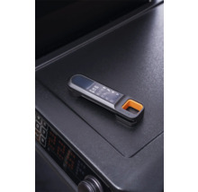 Thermomètre de barbecue numérique Traeger avec affichage de la température pour différents types de viande sur un barbecue.