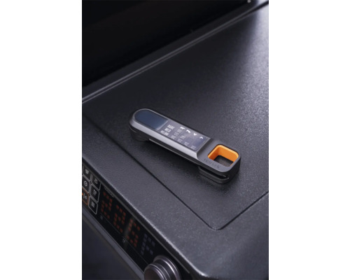 Thermomètre de barbecue numérique Traeger avec affichage de la température pour différents types de viande sur un barbecue.