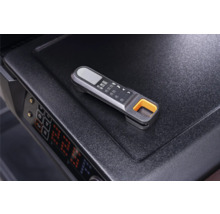 Thermomètre à viande numérique avec tableau de température sur la surface d'un barbecue.