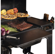 Offener Pelletgrill mit Rippchen, Spargel, Paprika, Zwiebeln und Pizzen auf den Grillrosten, inklusive digitaler Steuerung und Seitenablage.