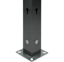 Poteau métallique avec platine carrée à visser, ouvertures en forme de trou de serrure sur les côtés et vis de fixation.