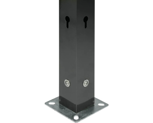 Poteau métallique avec platine carrée à visser, ouvertures en forme de trou de serrure sur les côtés et vis de fixation.