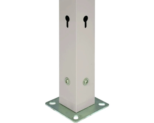 Metallpfosten mit quadratischer Bodenplatte, Montagelöchern und Schlüssellochöffnungen für Befestigungen.