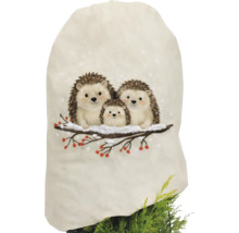 Housse de protection hivernale en non-tissé avec motif hérisson sur une branche avec des baies rouges pour protéger les plantes du gel.