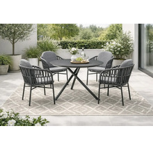 Gartenszene mit einem runden Tisch und vier Stühlen auf einem gemusterten Teppich