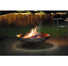 Brasero avec du bois qui brûle dans le jardin