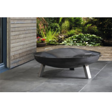 Braséro en métal avec couvercle dans le jardin