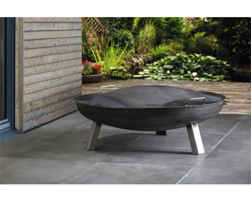 Braséro en métal avec couvercle dans le jardin