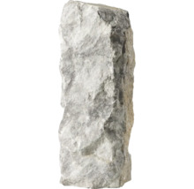 Naturbelassener Monolith aus hellem Naturstein für die Garten- und Landschaftsgestaltung.