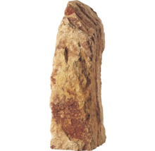 Beigebrauner Naturstein-Monolith mit rauer Oberfläche für die Gartengestaltung.