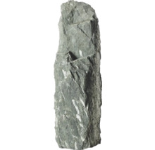 Monolith aus Naturstein für die Gartengestaltung mit rauer Oberfläche.