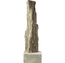 Gartenstele aus versteinertem Holz mit Rindenstruktur auf rechteckigem Steinsockel.