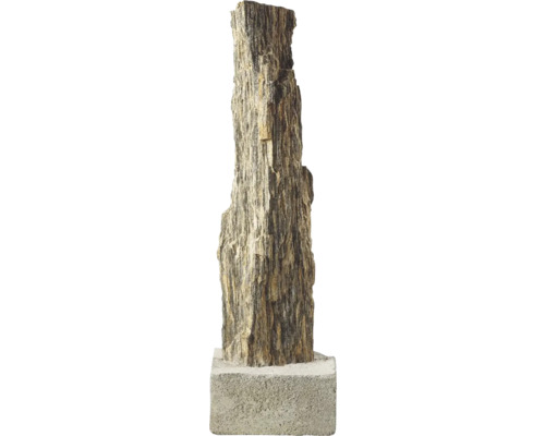 Gartenstele aus versteinertem Holz mit Rindenstruktur auf rechteckigem Steinsockel.