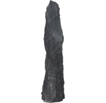 Monolith aus dunklem Naturstein für den Garten mit rauer und strukturierter Oberfläche.