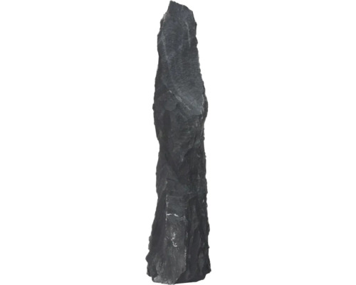 Monolith aus dunklem Naturstein für den Garten mit rauer und strukturierter Oberfläche.