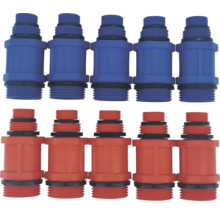 Set aus 10 Schlauchverbindern aus Kunststoff, fünf blau und fünf rot, mit Außengewinde und schwarzen Dichtungsringen.
