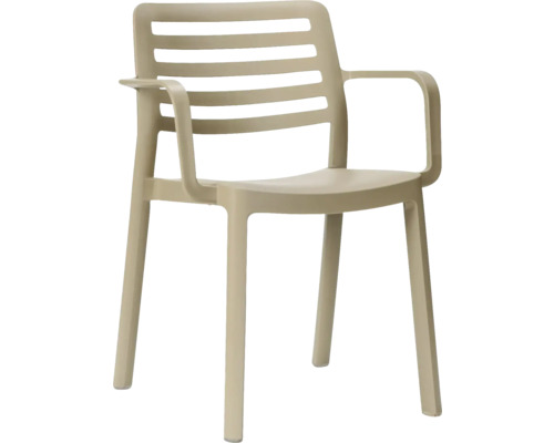 Beigefarbener Gartenstuhl aus Kunststoff mit Armlehnen und einer Rückenlehne in Lamellenoptik.