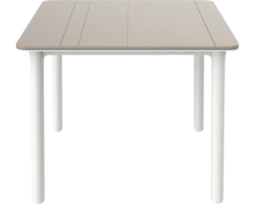 Rechteckiger Gartentisch mit abgerundeten Ecken, Tischplatte mit Längsrillen und vier runden Tischbeinen.