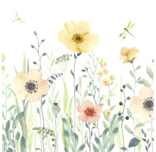 Tapete mit Aquarell-Wildblumenwiese, verschiedenen Blumen, Gräsern und zwei Libellen in einem illustrativen Stil.