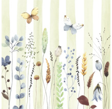 Tapete mit Aquarell-Wiesenmotiv, Gräsern, Wildblumen und Schmetterlingen auf einem gestreiften Hintergrund.