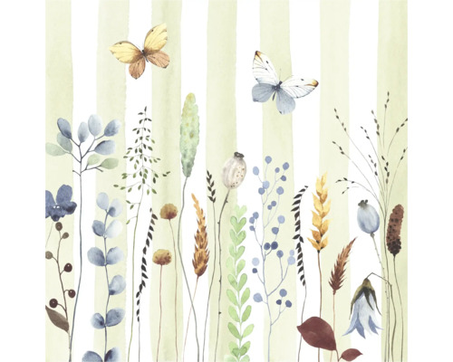 Tapete mit Aquarell-Wiesenmotiv, Gräsern, Wildblumen und Schmetterlingen auf einem gestreiften Hintergrund.