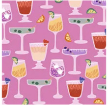 Tapete mit illustriertem Muster aus verschiedenen Cocktailgläsern, garniert mit Früchten wie Limetten und Oliven.
