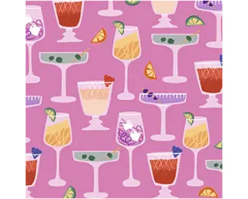 Tapete mit illustriertem Muster aus verschiedenen Cocktailgläsern, garniert mit Früchten wie Limetten und Oliven.