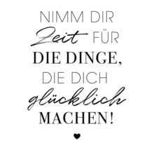 Décoration murale avec le texte allemand Nimm dir Zeit für die Dinge, die dich glücklich machen! et un symbole de cœur.