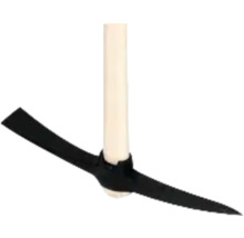 Kreuzhacke mit Holzstiel und zweiseitigem Metallkopf, eine Seite spitz und eine Seite flach.