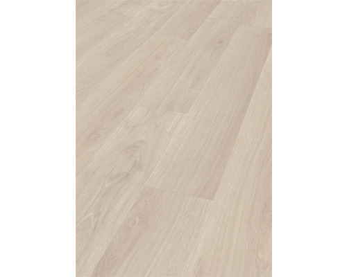 Laminatboden mit heller Holzmaserung in Dielenoptik.