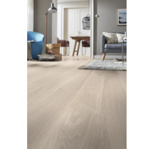 Hellbeiger Bodenbelag in Holzoptik in einem hellen, modernen Wohnzimmer mit Sofa, Teppich und Essbereich im Hintergrund.