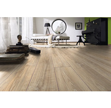 Laminatboden in Eichenoptik in einem hellen, modern eingerichteten Wohnzimmer mit Klavier und Liege.