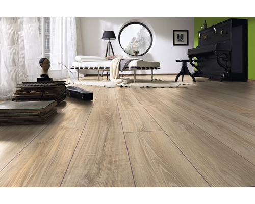 Laminatboden in Eichenoptik in einem hellen, modern eingerichteten Wohnzimmer mit Klavier und Liege.