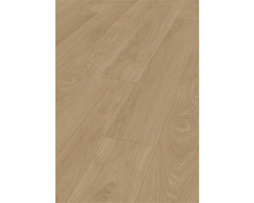 Laminatboden in Eichenoptik mit sichtbarer Holzmaserung und Astlöchern im Landhausdielen-Stil.