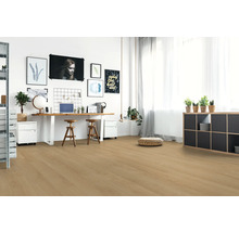 Hell eingerichtetes, modernes Zimmer mit hellbraunem Holzboden, einem Schreibtisch aus Holz, Hockern und verschiedenen Wanddekorationen.