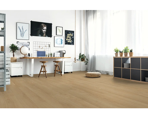 Hell eingerichtetes, modernes Zimmer mit hellbraunem Holzboden, einem Schreibtisch aus Holz, Hockern und verschiedenen Wanddekorationen.