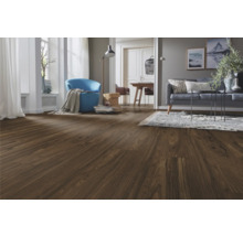 Moderner Wohnbereich mit dunklem Laminatboden in Holzoptik, blauem Sessel, grauem Sofa und hellem Teppich.