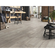 Bodenbelag in grauer Holzoptik in einer hellen Werkstatt mit Werkbank aus Holz und Hockern.