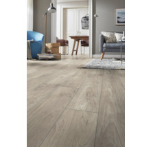 Moderner Wohnraum mit Laminatboden in Eichenoptik, breiten Holzdielen und zeitgenössischer Möblierung in hellem, offenem Design.