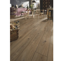 Laminatboden in rustikaler Eichenoptik in einem hellen, großzügigen Esszimmer mit Holztisch, Holzstühlen und Weinkisten.