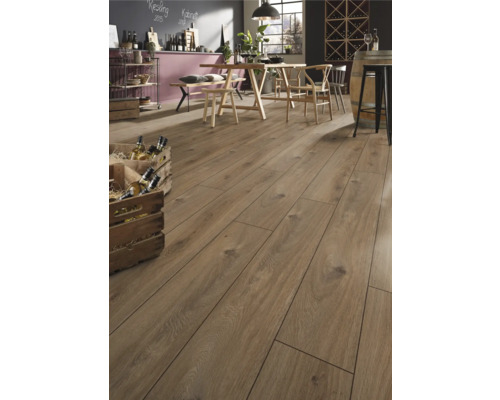 Laminatboden in rustikaler Eichenoptik in einem hellen, großzügigen Esszimmer mit Holztisch, Holzstühlen und Weinkisten.