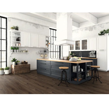 Geräumige, helle Küche im Industriestil mit dunklem Holzboden, grauer Kücheninsel mit Holzplatte, weißen Hängeschränken und Barhockern.
