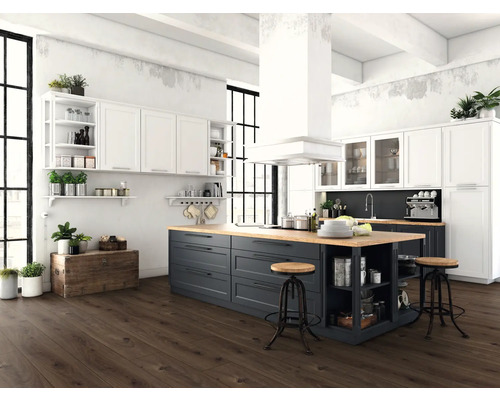 Geräumige, helle Küche im Industriestil mit dunklem Holzboden, grauer Kücheninsel mit Holzplatte, weißen Hängeschränken und Barhockern.