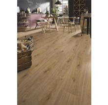 Laminatboden in Eichenoptik mit Holzmaserung und Ästen in einem geräumigen Esszimmer mit Holzmöbeln und Weinkisten.