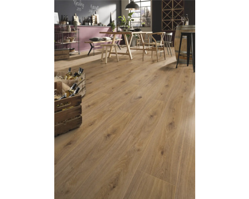 Laminatboden in Eichenoptik mit Holzmaserung und Ästen in einem geräumigen Esszimmer mit Holzmöbeln und Weinkisten.
