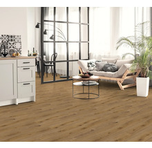 Laminat in Eichenoptik in einem hellen Wohnzimmer mit moderner Einrichtung, industriellem Raumteiler und offener Küche.