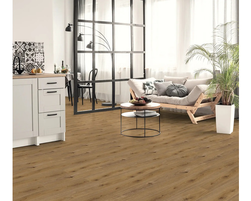 Laminat in Eichenoptik in einem hellen Wohnzimmer mit moderner Einrichtung, industriellem Raumteiler und offener Küche.