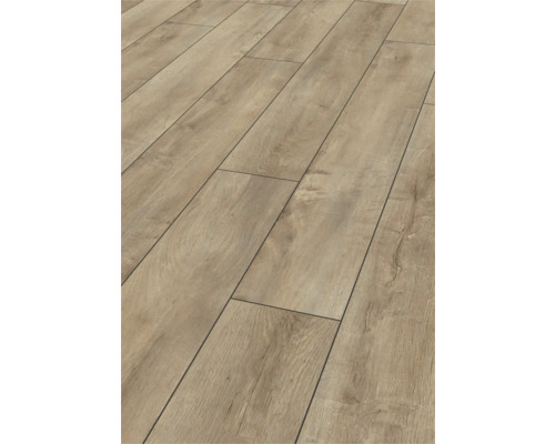Laminatboden in Holzoptik mit Eichenstruktur und V-Fuge.