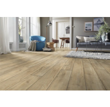 Laminatboden in Eichenoptik in einem hellen, modernen Wohnzimmer mit Sofa, blauem Sessel und Teppich.